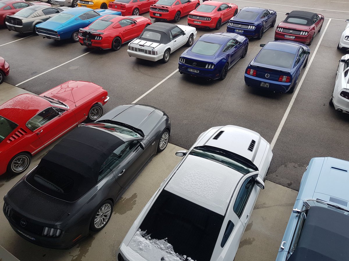 421chevaux's tweet photo. Un samedi ordinaire sur le parking du centre commercial près de... mais nan j'plaisante : nous sommes au cœur du paddock du Circuit Dijon-Prenois où se déroule aujourd'hui la 22ème édition du #MustangDay malgré la météo capricieuse ce week-end ! ❄❄❄ https://t.co/f50oyoJ8Qi