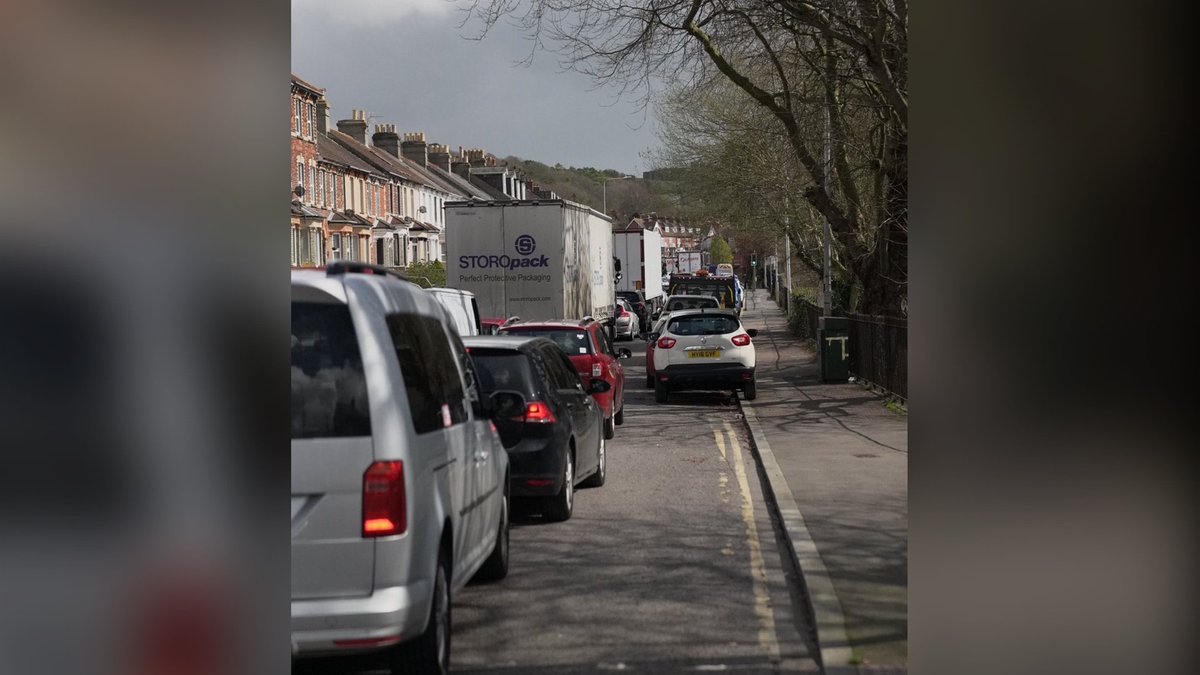 bbcsoutheast's tweet photo. Some locals in Dover say they were awoken by traffic noises at 4:30am and trips usually taking five minutes are taking over an hour because of the gridlock. https://t.co/iyiPHtQJXK