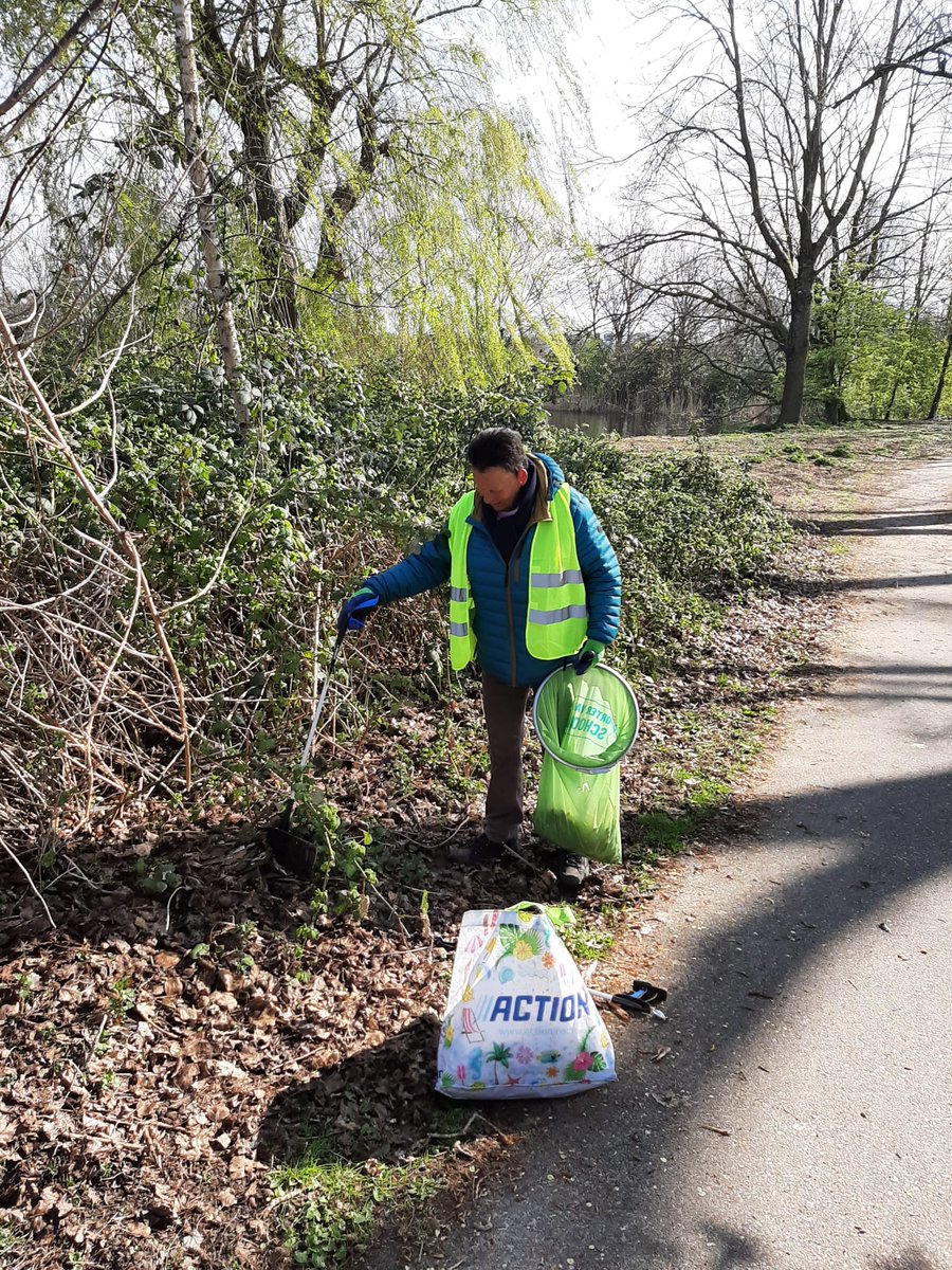 bermbrigade's tweet photo. De omgeving van @detrits, @montini_baarn en @Gasparddc in #Baarn is sinds vanmorgen weer ruim 48 kg. zwerfafval armer. Met zestien mensen is dat drie kilo per persoon. https://t.co/7PgpQpeDkT