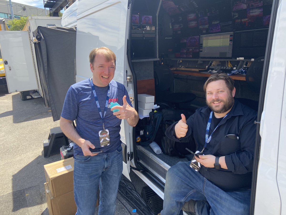 RossPS_'s tweet photo. A pair of Ross Production Services staffers Greg Pray (Left) & Sean McCluskey are all thumbs up at #3x3U Nationals in New Orleans, LA.
Coverage all weekend on Twitter, ESPNU & ESPN2. #RossPS #JobsInSports #Intersport #FinalFourWeekend https://t.co/3nGpxz45CI