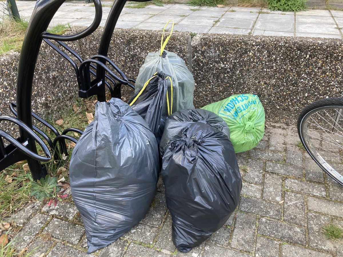 bermbrigade's tweet photo. De omgeving van @detrits, @montini_baarn en @Gasparddc in #Baarn is sinds vanmorgen weer ruim 48 kg. zwerfafval armer. Met zestien mensen is dat drie kilo per persoon. https://t.co/7PgpQpeDkT