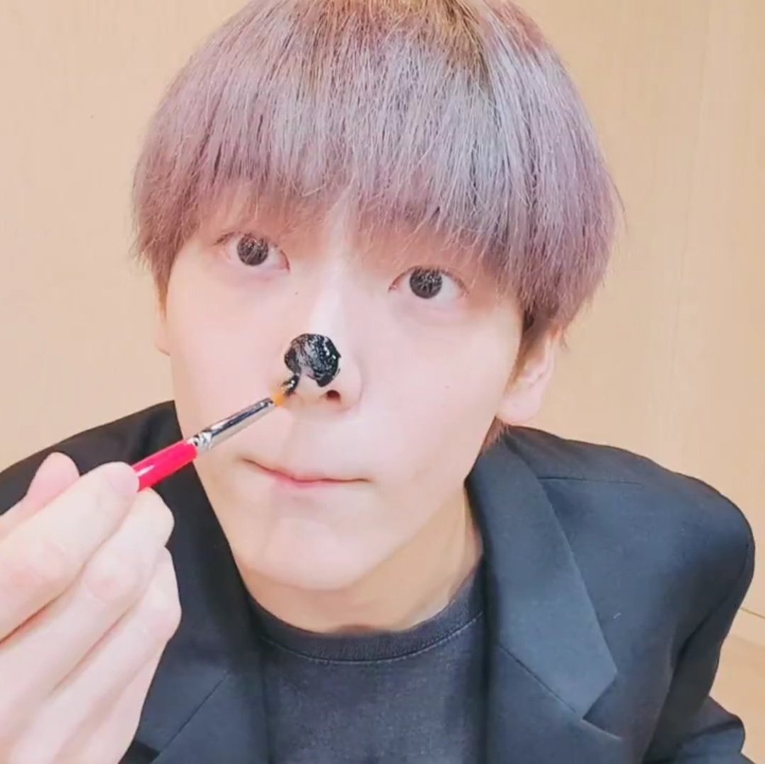 beomjunstruly's tweet photo. Soobin painting his nose 😭 https://t.co/838gFIUfqJ