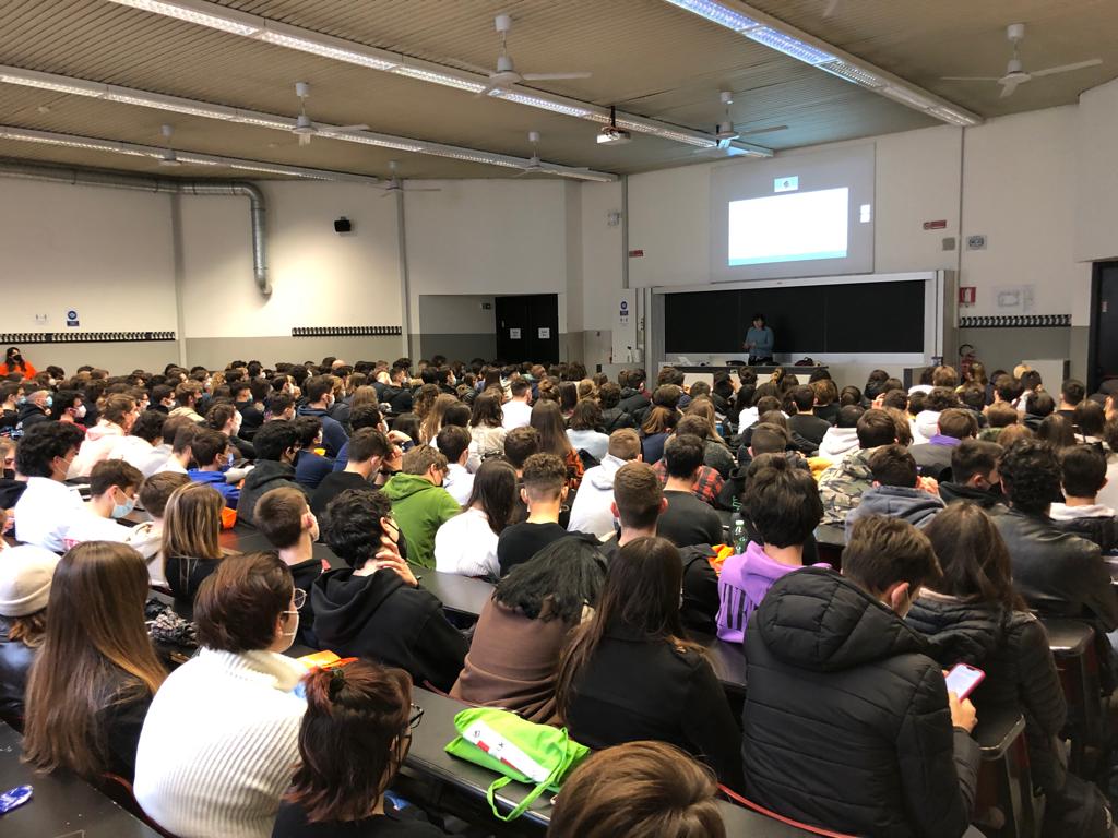 daer_polimi's tweet photo. Pillole dallo spazio... Tutti in aula per la lezione della Prof.ssa Lavagna. #opendaypolimi @polimi https://t.co/8nglqPtKC0