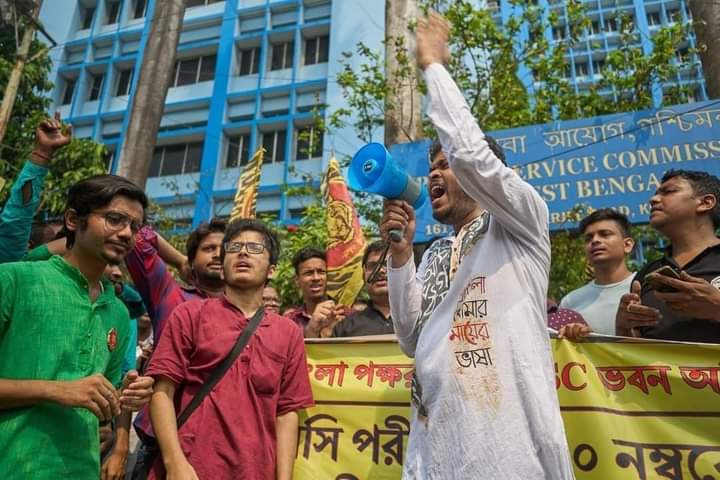 RajadityaS's tweet photo. বাংলা পক্ষর ডাকে পিএসসি ভবন অভিযান।
পিএসসির মাধ্যমে সমস্ত সরকারি চাকরির পরীক্ষায় বাংলা ভাষার লিখিত পরীক্ষা (Descriptive) বাধ্যতামূলক করার দাবিতে বাংলা পক্ষর কর্মসূচি।
জয় বাংলা
#CompulsoryBanglaInWBPSC 
@BanglaPokkho @GargaC @maiti_kausik @jatiyotabadi_ @monanspeaks @kalacamda1 https://t.co/T0d3vepv6S