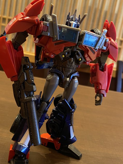 #嘘みたいな値段で買えたTFを晒す 
プライムFE版2500円
復刻ゴッドジンライ2400円
プラチナムオメガコンボイ計17000円
イーグル銃口欠品箱なしデスザラス9980円

ジンライ以外はここ3年以内に見つけた物で、デスザラスは結構「ヤッてる」方じゃない???? 