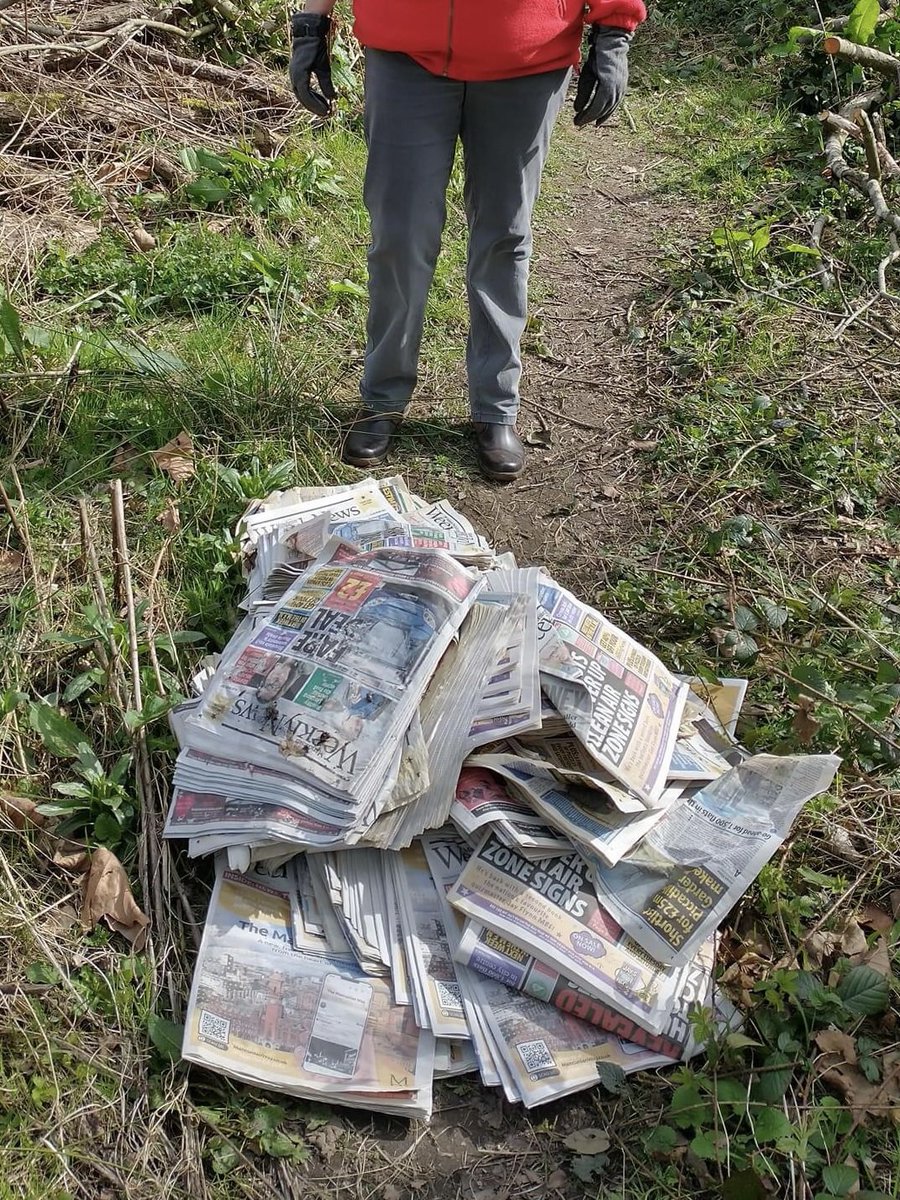 WaterlooNewsAUL's tweet photo. Dear @MENnewsdesk,

Our community volunteers are clearing up piles of dumped #ManchesterWeeklyNews newspapers in Waterloo, Ashton-U-Lyne - and have been for several months!

Who is responsible for this illegal fly tipping? https://t.co/ALVtpvWbpv