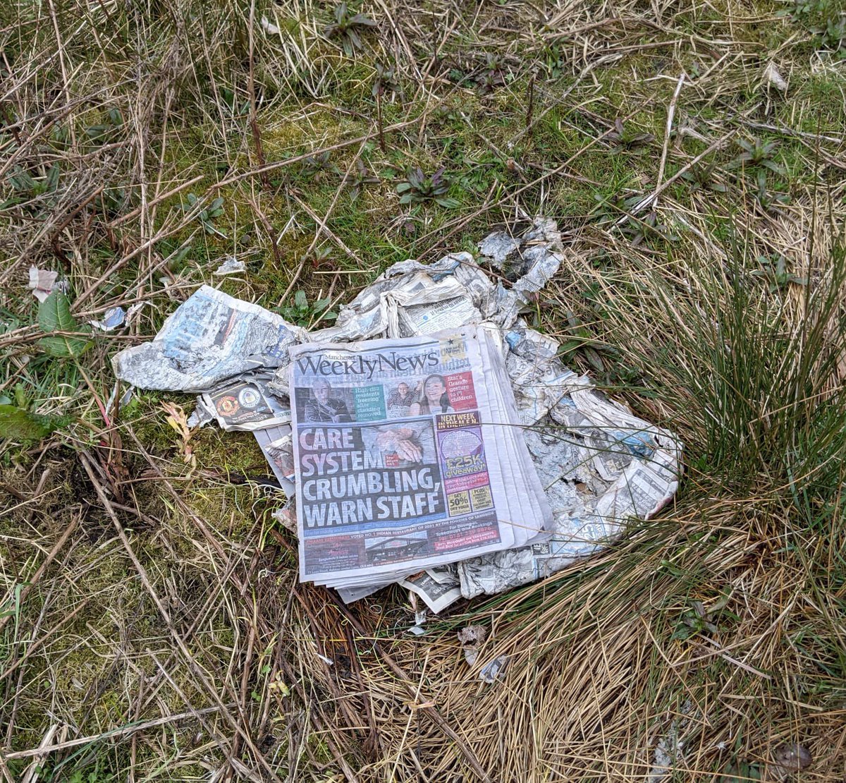 WaterlooNewsAUL's tweet photo. Dear @MENnewsdesk,

Our community volunteers are clearing up piles of dumped #ManchesterWeeklyNews newspapers in Waterloo, Ashton-U-Lyne - and have been for several months!

Who is responsible for this illegal fly tipping? https://t.co/ALVtpvWbpv
