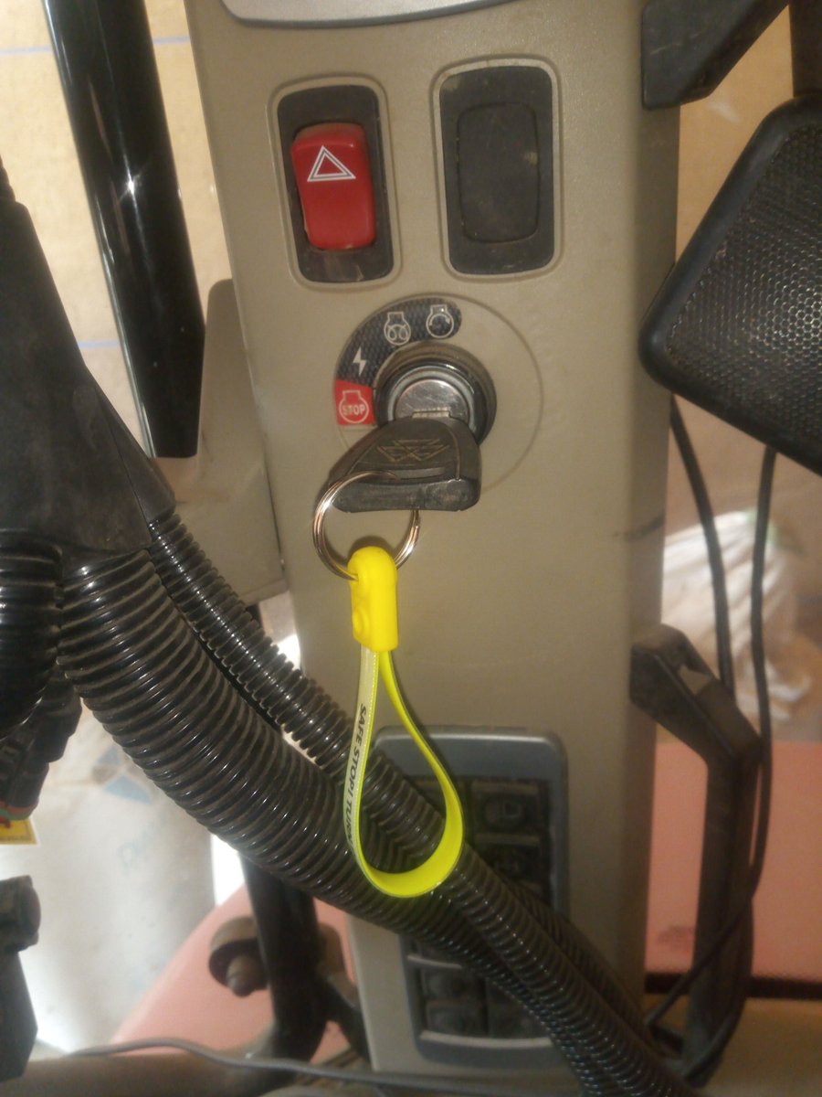 SpudSlingsby's tweet image. Great initiative from @McCainUKIE fieldsman @mpmstubbings  #switchitoff #safestop The small things make a difference @FarmSafetyHour @nfu_farmsafety @H_S_E