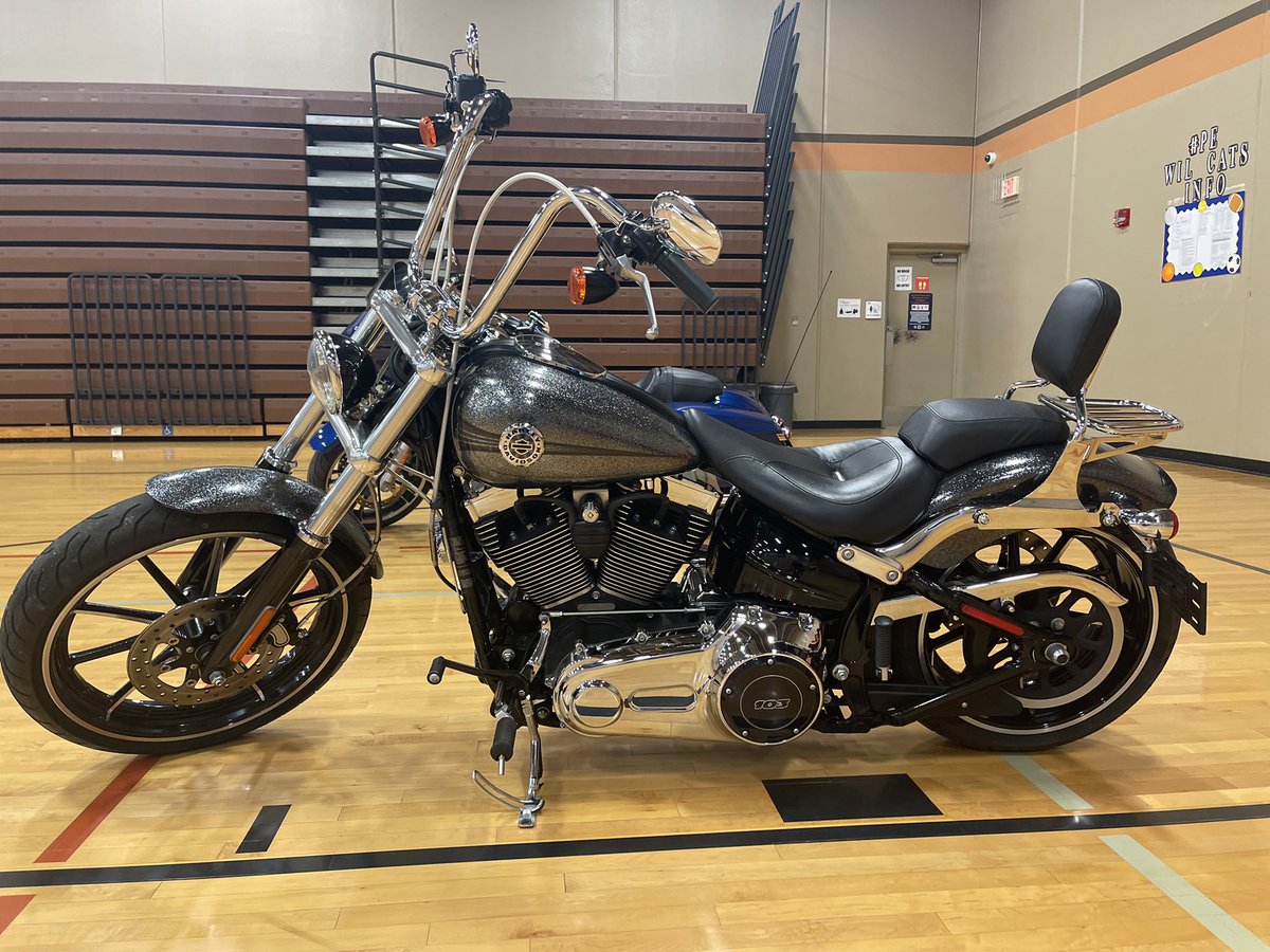 JustinHerrell's tweet photo. Westport students, who met our March attendance challenge, are treated to an afternoon with the Harley Davidson Renegades. Thank you Harley Davidson and Ty Harris! @officialSPS @JustinHerrell @westportcats @harleydavidson https://t.co/nkBeXvPDrL