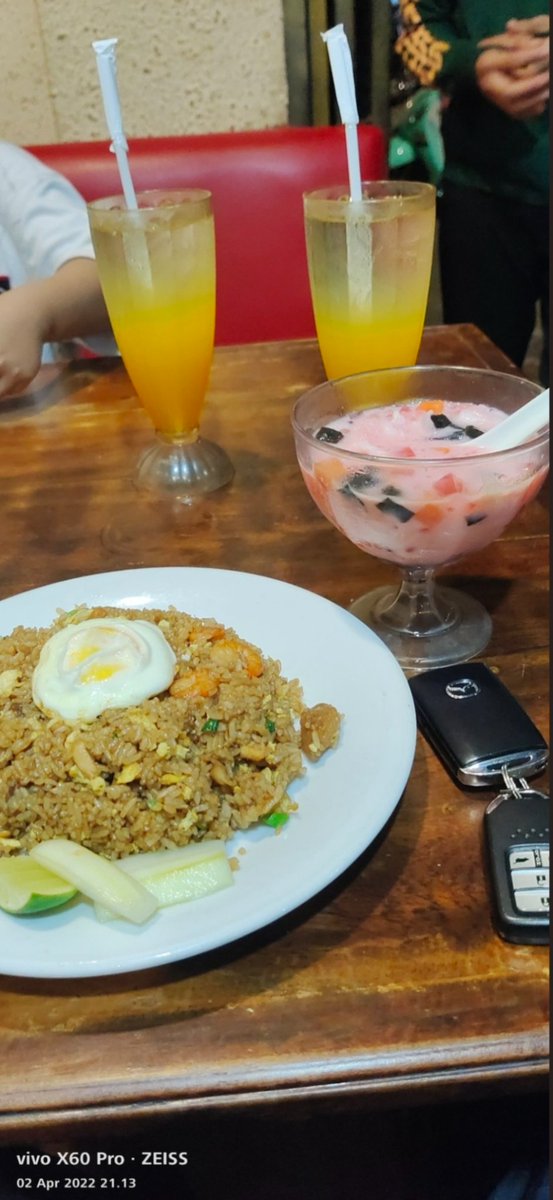 MrSonic_nft's tweet photo. sir now i understand your target ahead with cake layered on monkeys. we will be hungry monkeys in all food lines hahahaha

I got u!! Hold till u became a kings in the planet apes and food 😂😂👁️👑👑👑🕺🕺
#letsgoeat 🏌️
@CakedApes @CakeNygard @dongleehan @ClareMaguire @foodmasku https://t.co/QPHFFgdnCo