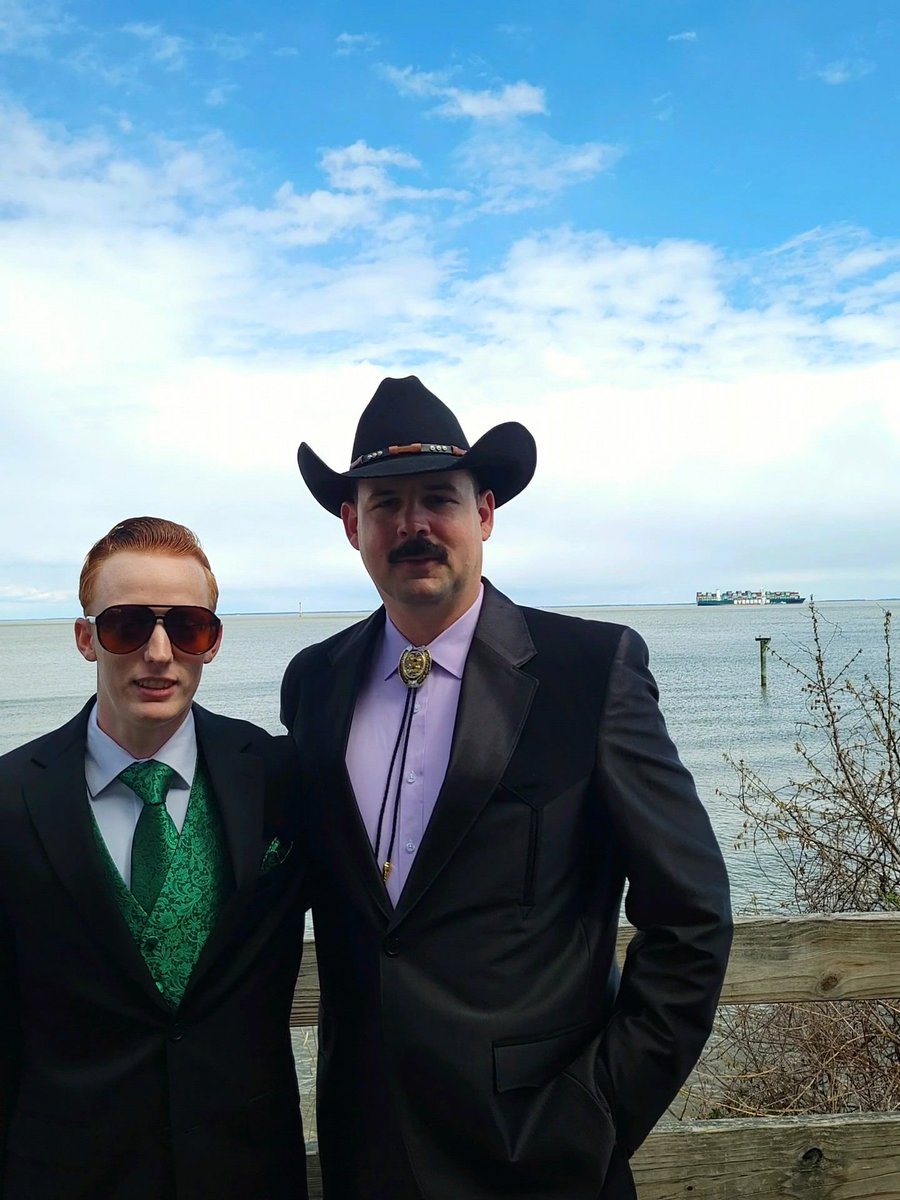 MTDRobin's tweet photo. Not everyday you get to take a picture with a cargo ship stuck in the background. https://t.co/MZaswOKQ8j