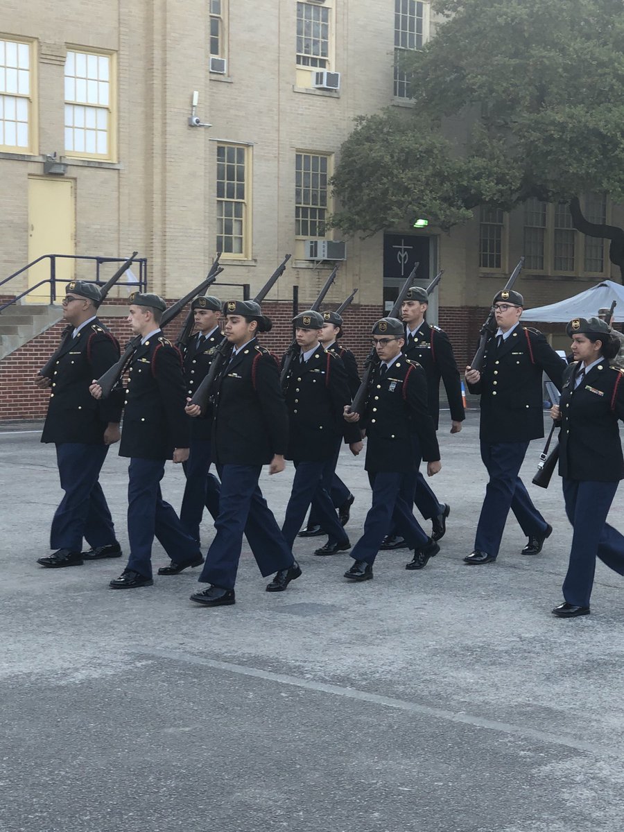 xac_JP2's tweet photo. The WC JROTC Royal Guard proudly presents arms at Central Catholic HS!🪖🪖🪖💫🌟💥Go WC Cadets!!! ⁦@ilovemychargers⁩ ⁦@sachurchill⁩ ⁦@churchillpta⁩ ⁦@JrotcDai⁩ https://t.co/vcY9C4OJ17