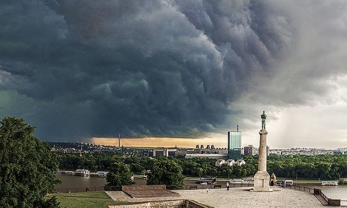 DraganGulic's tweet photo. Danas, tačno u 15h Beograd je, na 10 minuta, iznenada video svoju budućnost narednih godina ukoliko sutra ne izađemo na glasanje. 😁😁 https://t.co/veL0TX1NCM