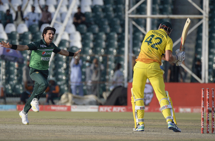 Mohammad Wasim Jr and Haris Rauf take three each as Pakistan have bowled out Australia for 210 in the first inning. AUS 210 (41.5 overs) Alex Carey 56 Sean Abbott 49 Wasim Jr 3/40 Haris 3/39 Shaheen Shah Afridi 2/40 #ARYSports #PAKvAUS #BoysReadyHain