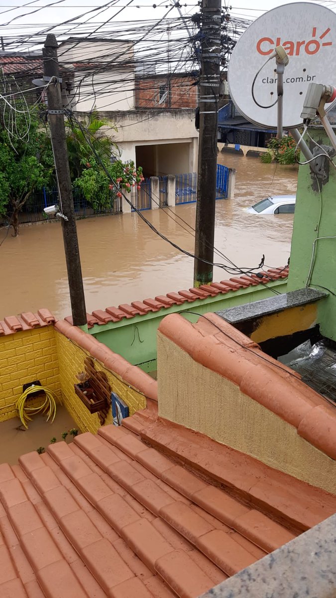 _ccapitolina's tweet photo. Isso é a visão da casa do meu pai (Caioaba - Nova Iguaçu), a casa da foto é a do meu avô, meu irmão me enviou essa foto não tem muito tempo. Não tem notícia em lugar NENHUM, não chegou bombeiro e nenhum tipo de ajuda por lá até agora, é como se eles não existissem. https://t.co/QChoVie2rP
