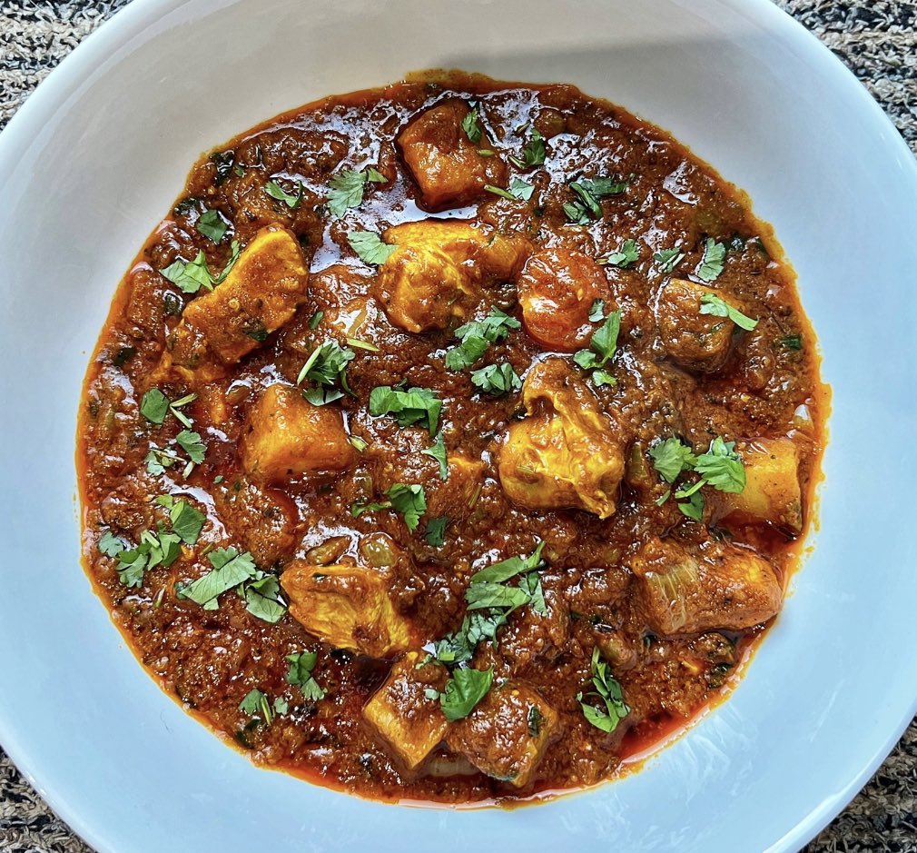Als_Kitchen_'s tweet photo. Calling all Al curry lovers. Please RT this post so the Curry love can spread far and wide. 🌶 Bombay Flame? 🔥
An extremely spicy curry that will literally blow your mind. 🥵🥵 Recipe👉  https://t.co/ZD3o2LGWPM https://t.co/DqLYRkvBWu