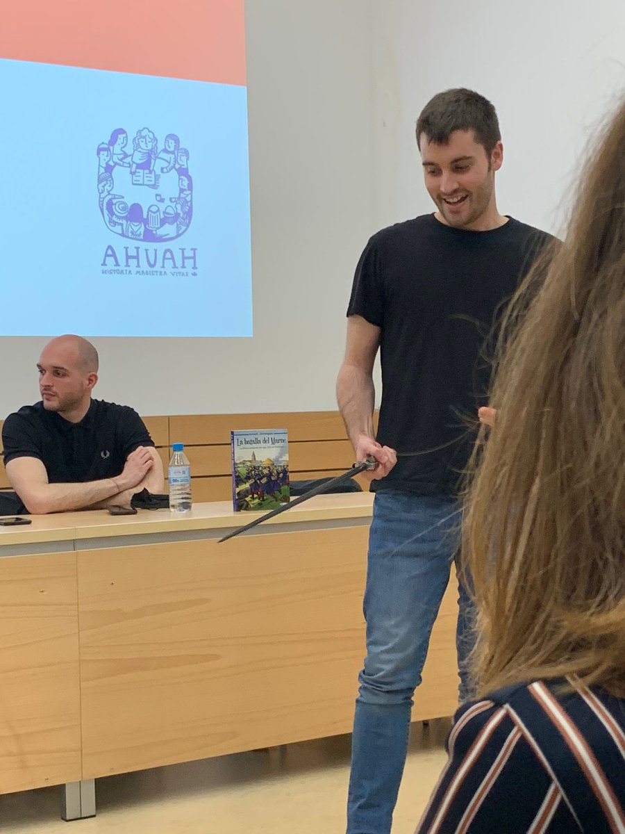 El 1 de abril presenté mi libro en la Universidad de Alcalá de Henares (<a href="/UAHes/">Universidad Alcalá</a>) junto a los compañeros de <a href="/AHistoriaUAH/">Asociación de Historia de la UAH</a> &amp; <a href="/Arcdelahistori/">Archivos de la Historia</a>. 

Allí llevé una reproducción de una bayoneta francesa, La Rosalie, para hablar sobre lo terrible que eran los combates con estas armas.