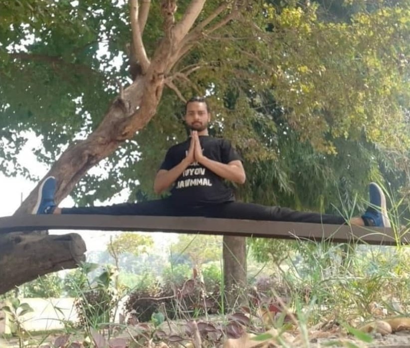 meankitjain1's tweet photo. Jai Shree Ram🙏🏻
#HanumanAsana 

@VidyutJammwal 💞
#ITrainLikeVidyutJammwal 

@mechirag_patel @PatnaikAvishek @Khannashtakshi @ItsMeSimrankaur @MandviSharma @PriyaBh06184550 @ankit_jamwalion @AlifiyahHaji @Chandan45086534 https://t.co/cIZ2FDpa7V