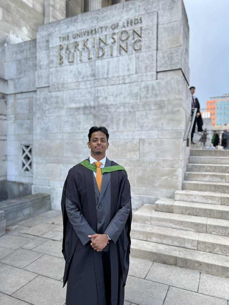 Ritvik_M's tweet photo. Graduated 🎓
Commercial Banker 🏦
Supportive family 👨‍👩‍👧
Elite friend circle ❤️

I was born in India and moved to the UK aged 3, never in a million years would I have thought things would pan out like this at 22.

Forever Grateful 🙏 https://t.co/pwgoTRzRDY