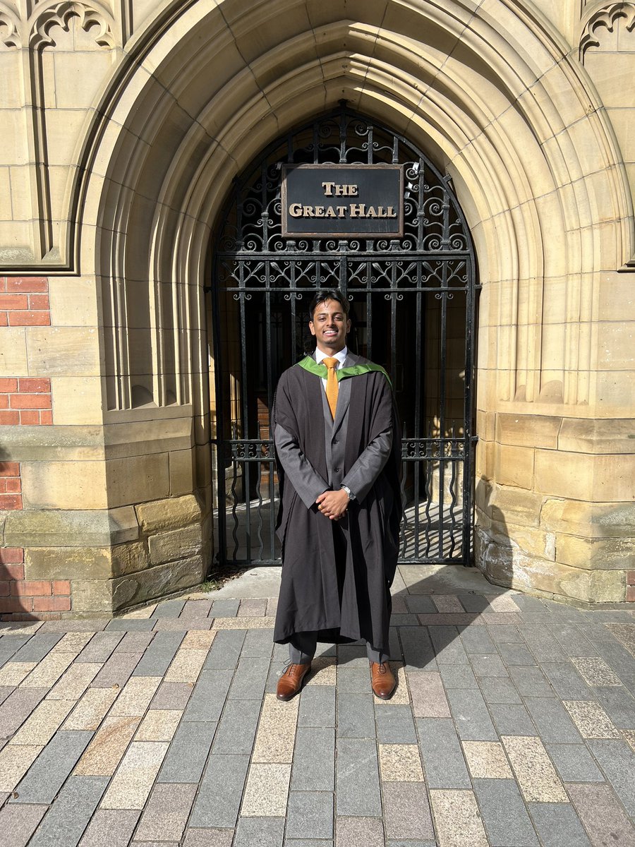 Ritvik_M's tweet photo. Graduated 🎓
Commercial Banker 🏦
Supportive family 👨‍👩‍👧
Elite friend circle ❤️

I was born in India and moved to the UK aged 3, never in a million years would I have thought things would pan out like this at 22.

Forever Grateful 🙏 https://t.co/pwgoTRzRDY