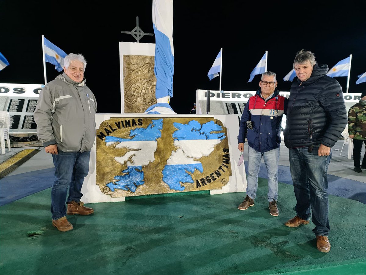 JulioPiumato's tweet photo. #40AñosDeMalvinas #2deAbril #VigiliaEnRioGrande #CGT presente #UEJN presente  con el compañero judicial Aliscio Aguirrez uno de los únicos 12 conscriptos condecorados con la “medalla al valor en Combate” por su actuación en el  glorioso BIM5  en Malvinas https://t.co/yw3XrlLr3q
