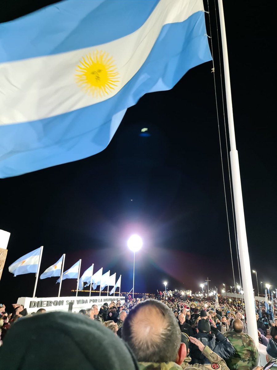 JulioPiumato's tweet photo. #40AñosDeMalvinas #2deAbril #VigiliaEnRioGrande #CGT presente #UEJN presente  con el compañero judicial Aliscio Aguirrez uno de los únicos 12 conscriptos condecorados con la “medalla al valor en Combate” por su actuación en el  glorioso BIM5  en Malvinas https://t.co/yw3XrlLr3q