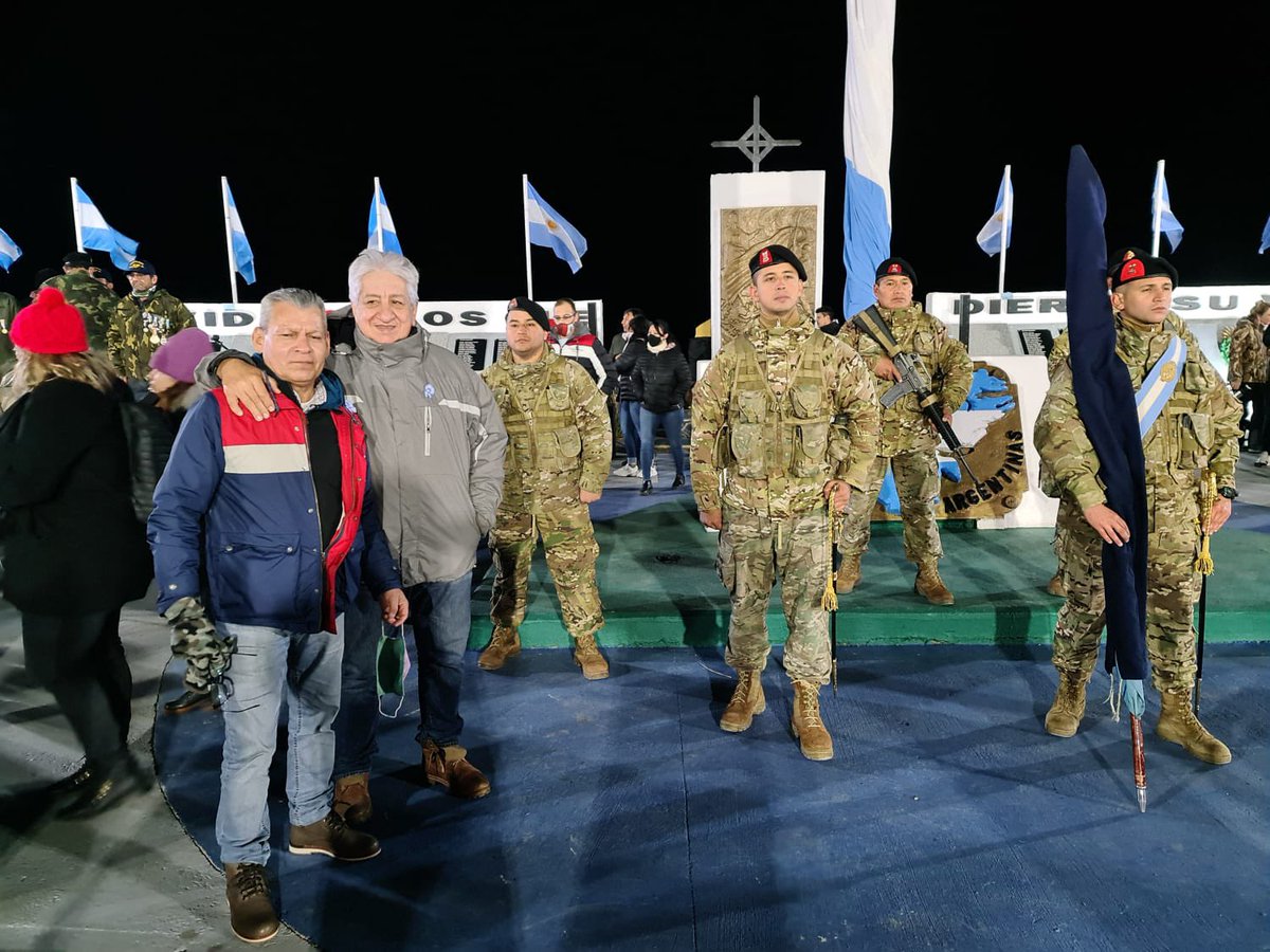 JulioPiumato's tweet photo. #40AñosDeMalvinas #2deAbril #VigiliaEnRioGrande #CGT presente #UEJN presente  con el compañero judicial Aliscio Aguirrez uno de los únicos 12 conscriptos condecorados con la “medalla al valor en Combate” por su actuación en el  glorioso BIM5  en Malvinas https://t.co/yw3XrlLr3q