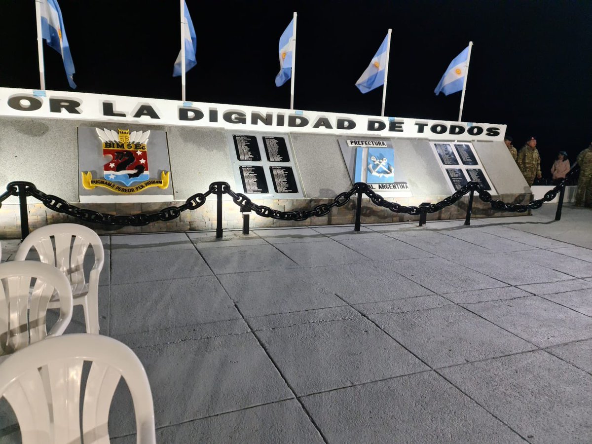 JulioPiumato's tweet photo. #40AñosDeMalvinas #2deAbril #VigiliaEnRioGrande #CGT presente #UEJN presente  con el compañero judicial Aliscio Aguirrez uno de los únicos 12 conscriptos condecorados con la “medalla al valor en Combate” por su actuación en el  glorioso BIM5  en Malvinas https://t.co/yw3XrlLr3q