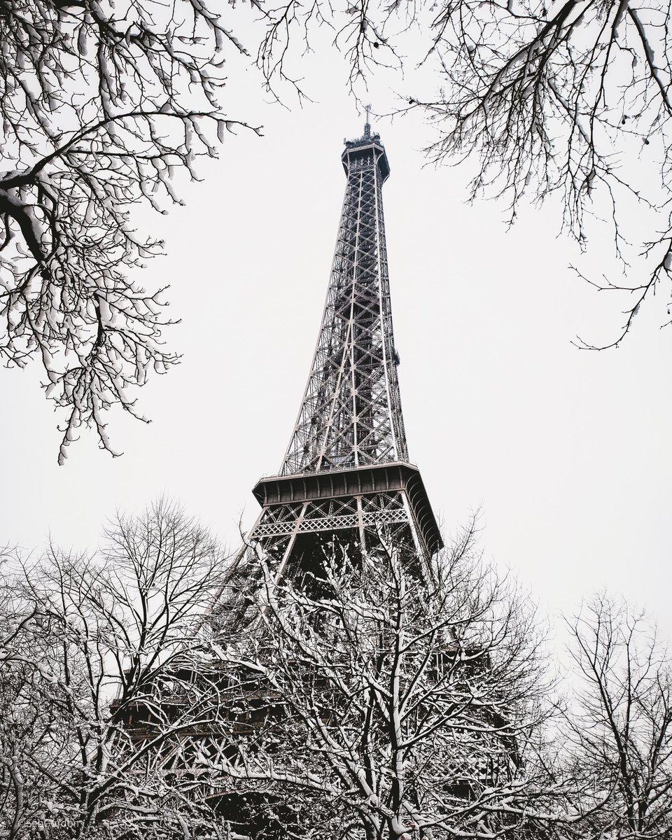 Sometimes it’s snow in April✨
#paris #fujifilm #eiffeltower #eiffelofficielle