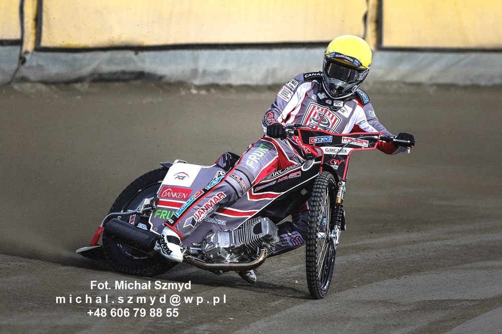 michal_szmyd's tweet photo. 2022 race jacket and shape of Ostrow`s Nicolai Klindt during short practice before @PoloniaBDG vs @tzostrovia - challenge match yesterday @nklindt @dmusport #nicolai #klindt #speedway #zuzel #denmark #pgeekstraliga @EkstraligaTV 
#ostrow #ostroposwoje https://t.co/2RoZsK5In2