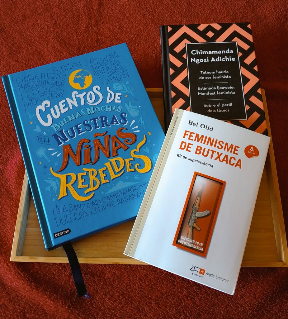 sara_crates's tweet photo. Molt contenta i agraïda amb els regals del sorteig del #8M @faticevallossc 
Quina il·lusió descobrir que hi ha una dedicatòria de @BelOlid, referent en feminisme, deconstrucció de gènere i educació sexual! https://t.co/cNVQATBTpx