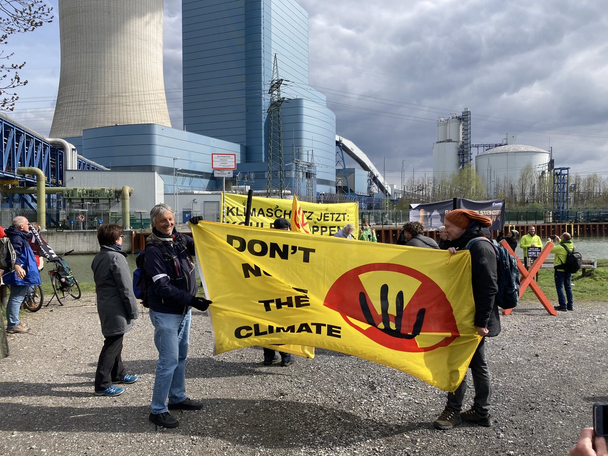 EndeMunster's tweet photo. Die russische Kohle, die im Schwarzbau Datteln 4 verfeuert wird, finanziert auch den Angriffskrieg Putin-Russlands gegen die Ukraine! Das muss sofort gestoppt werden!

#datteln4 #kohlestopp #Klimakatastrophe #fuckcapitalism https://t.co/uPXEmQFPER