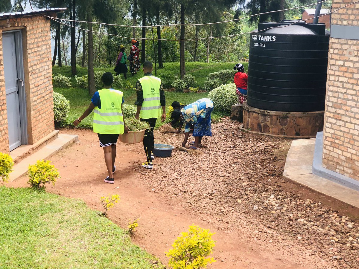 AERGIprctumba1's tweet photo. Uyu munsi ku wa 2/4/2022 abanyamuryango ba #AERG_IMENAGITERO ikorera muri @TumbaCollegeTCT dufatanije  n’abaturage twasukuye Urwibutso rw’abazize jenoside yakorewe abatutsi muri Mata 1994 rwa @rulindodistrict ruri mu murenge wa RUSIGA! 
@AERGFAMILY 
@GAERGRwanda 
@ritaclemence https://t.co/R8Ur4cd48o
