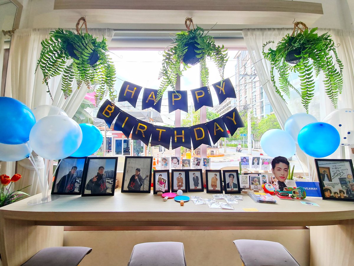 Np_LittleBee's tweet photo. แวะมาหาจุนเน่แล้วค้าบบ 🥳🥳 คาเฟ่จัดได้น่ารักมากๆเลยค่ะ รูปจุนเน่น่ารักหล่อๆเต็มไปหมด ขอบคุณ give away ที่น่ารักๆของทุกคนด้วยนะคะ น่ารักทุกชิ้นเลยค่ะ 🥰🥰
#Memorywith_JUNEday
#ไดอารี่ที่26ของจุนฮเว
#다들잘지내죠_오늘준회생일
#26thSpringWithJunhoe https://t.co/bTuEVVW7tJ