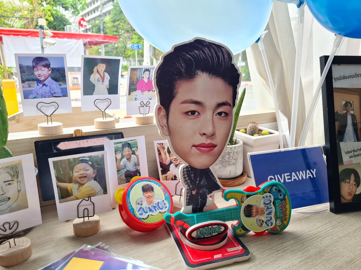 Np_LittleBee's tweet photo. แวะมาหาจุนเน่แล้วค้าบบ 🥳🥳 คาเฟ่จัดได้น่ารักมากๆเลยค่ะ รูปจุนเน่น่ารักหล่อๆเต็มไปหมด ขอบคุณ give away ที่น่ารักๆของทุกคนด้วยนะคะ น่ารักทุกชิ้นเลยค่ะ 🥰🥰
#Memorywith_JUNEday
#ไดอารี่ที่26ของจุนฮเว
#다들잘지내죠_오늘준회생일
#26thSpringWithJunhoe https://t.co/bTuEVVW7tJ