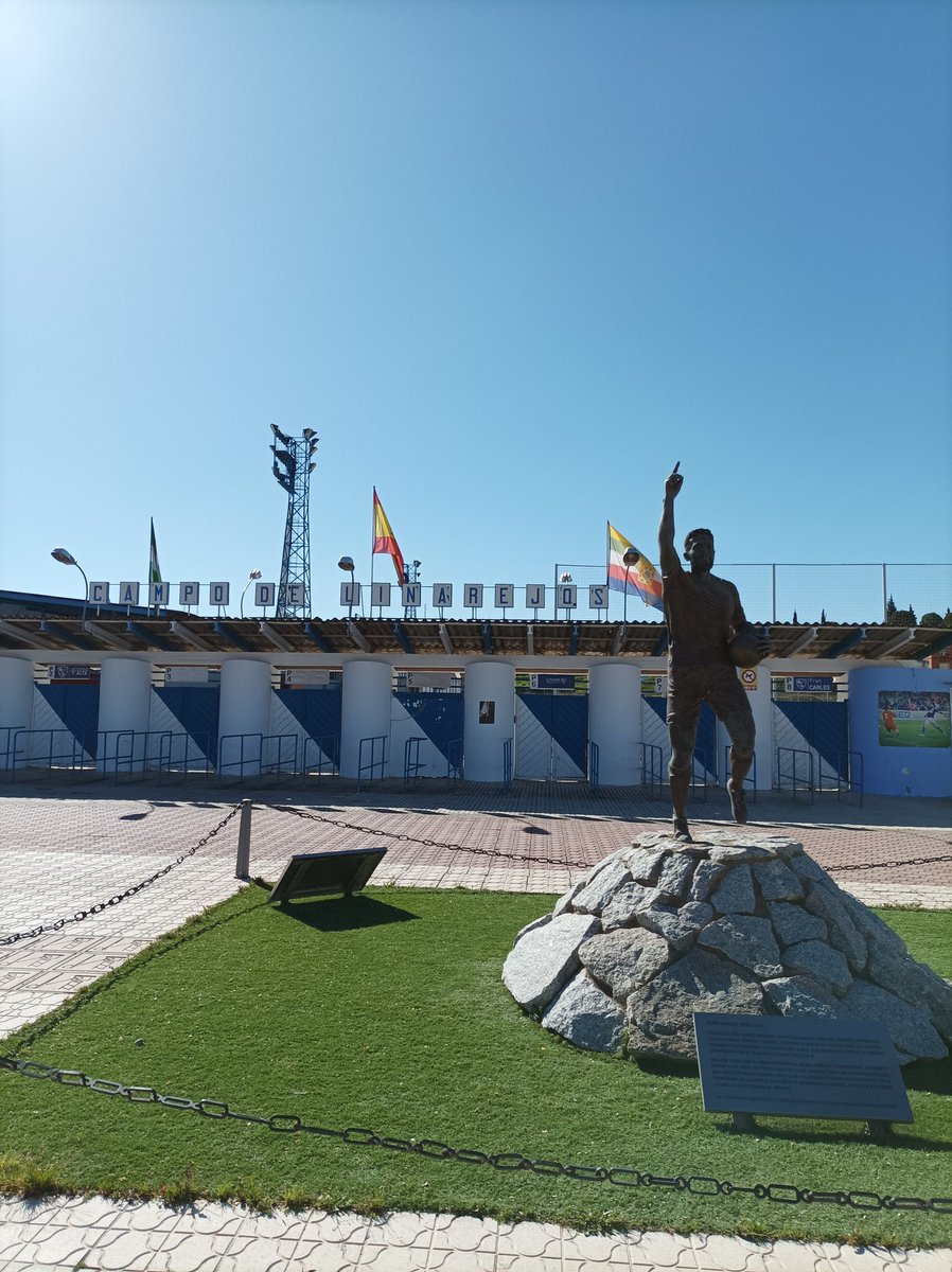 juanmita9fm's tweet photo. Buenos días team!! Mirar donde estoy, con un año de retraso pero por fin puedo visitar el templo del @Linares_Dptvo 
Que recuerdos!! 💪⚽ https://t.co/WnYNmihfJk