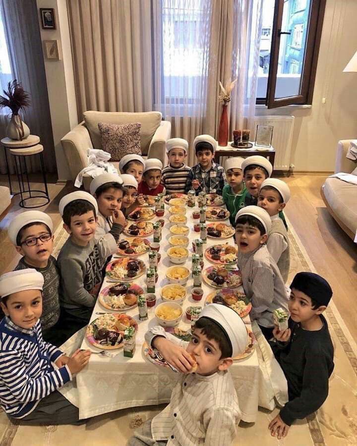 Rasûlullah ﷺ iftâr ederken şöyle duâ ederdi: 

“Allahım! Sadece senin rızân için oruç tuttum ve senin verdiğin rızıkla orucumu açtım.” (Ebû Dâvûd, Savm, 23)