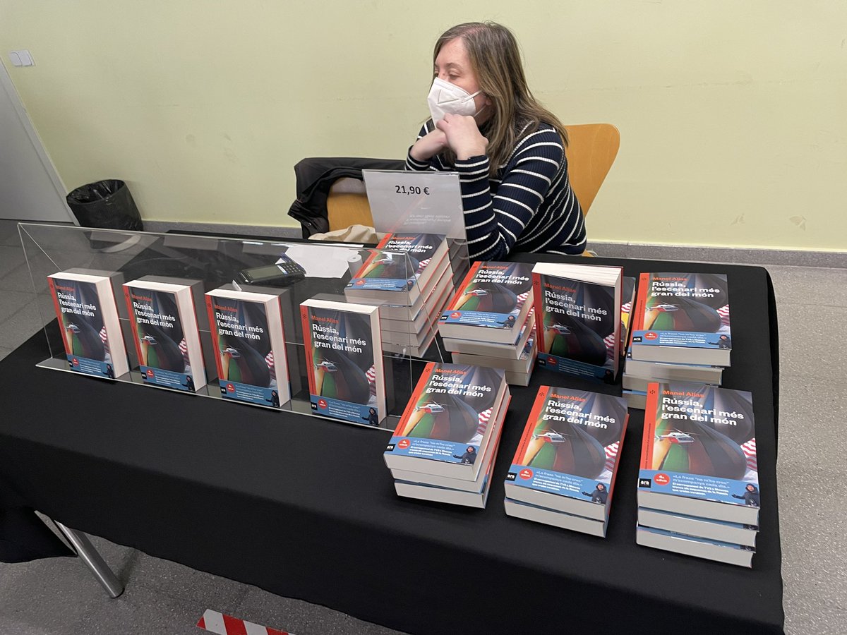 Ple absolut a la biblioteca Ernest Lluch de #Girona per la presentació de #RússiaLEscenari de <a href="/ManelAlias/">Manel Alías</a>!!