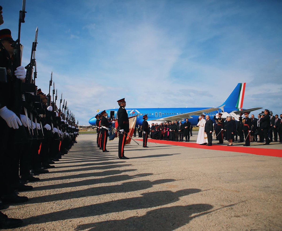 GMediaMalta's tweet photo. Welcoming his Holiness @Pontifex in Malta earlier this morning. Photographed is PM @RobertAbela_MT and daughter Giorgia Mae, along with @presidentmt and his wife. 🇲🇹 🇻🇦 

#gmedia #photography #PopeFrancis https://t.co/NLD1DFc2Bn