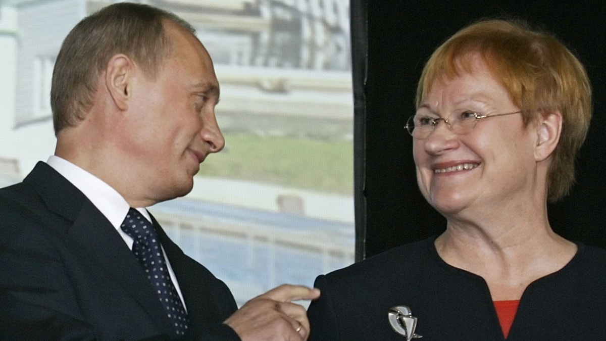 Rusbuster's tweet photo. Helsingin Sanomilla jälleen presidentillinen pyykkipäivä! Ensin yritettiin pestä vaalipuhtaaksi Esko "Sperbank" Ahoa, sitten Eero "mitallimies" Heinäluomaa. Tänään valkaistaan Tarja Halosen punapyykkiä. Ajoitus jutuilla yhtä mauton kuin Halosen viimeisimmät #venäjä lausunnot. https://t.co/rDyMG6dV1n