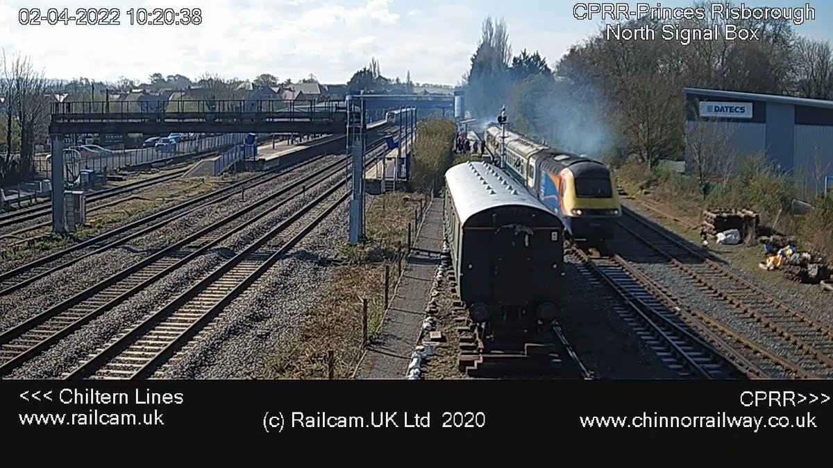 g5btb5g's tweet photo. 1C02 09:50 Princes Risborough to Chinnor on #sawitonRailcam Princes Risborough cam formed of #class43 43066 #HST @125Group lead, #class411 1198 #EMU @SEG3142 mid, #class50 50008 @thefiftyfund/@Class50s rear
@railcamlive @ChinnorRailway #RailFocusUK https://t.co/mameeDYsYO