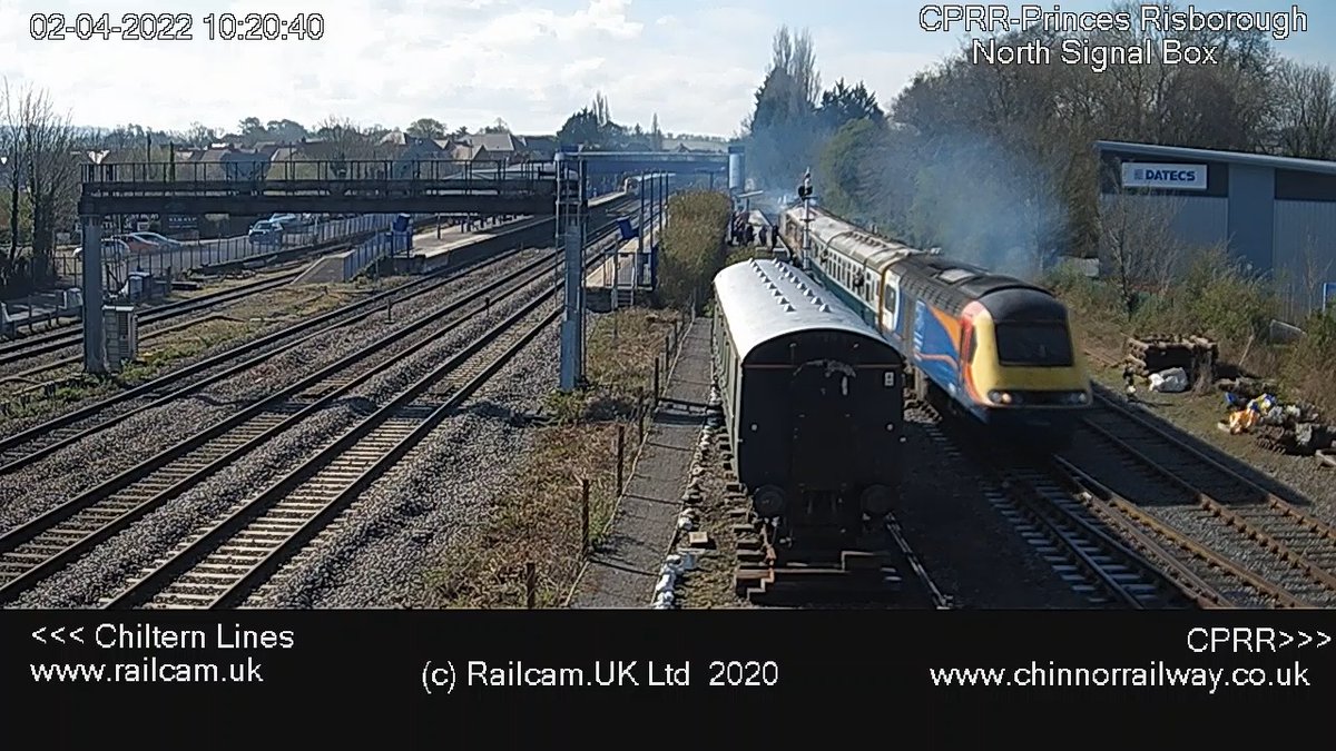 g5btb5g's tweet photo. 1C02 09:50 Princes Risborough to Chinnor on #sawitonRailcam Princes Risborough cam formed of #class43 43066 #HST @125Group lead, #class411 1198 #EMU @SEG3142 mid, #class50 50008 @thefiftyfund/@Class50s rear
@railcamlive @ChinnorRailway #RailFocusUK https://t.co/mameeDYsYO