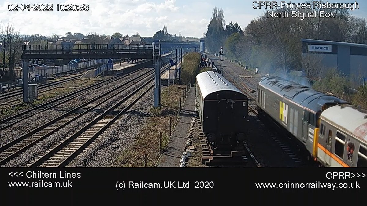 g5btb5g's tweet photo. 1C02 09:50 Princes Risborough to Chinnor on #sawitonRailcam Princes Risborough cam formed of #class43 43066 #HST @125Group lead, #class411 1198 #EMU @SEG3142 mid, #class50 50008 @thefiftyfund/@Class50s rear
@railcamlive @ChinnorRailway #RailFocusUK https://t.co/mameeDYsYO