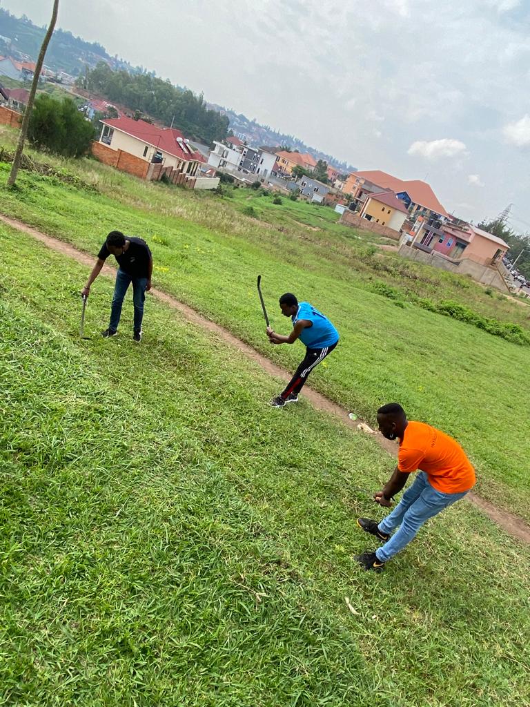 Ntwari_bivegete's tweet photo. Abanyamuryango ba @AERG_UR_Remera bazindutse bakora isuku ku rwibutso rwa jenocide yakorewe abatutsi ruherereye I Kibagabaga.

#AERGGAERGweek https://t.co/yjIOTYigFS