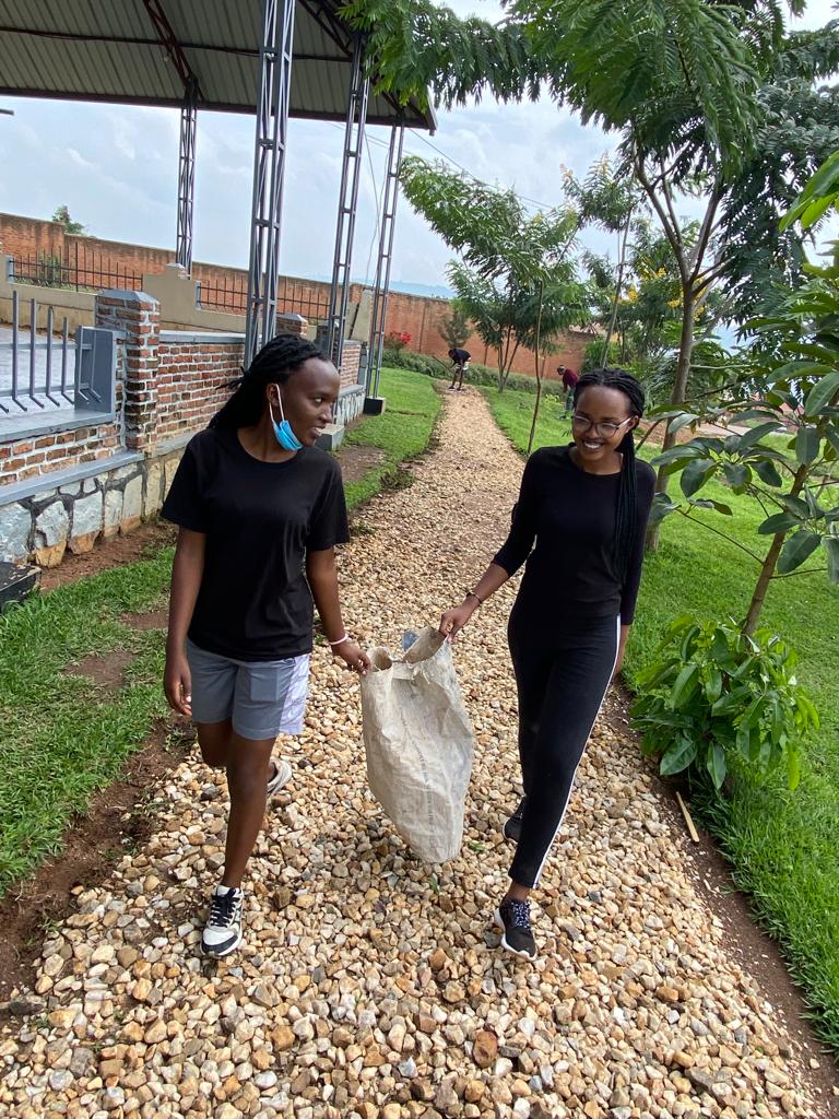 Ntwari_bivegete's tweet photo. Abanyamuryango ba @AERG_UR_Remera bazindutse bakora isuku ku rwibutso rwa jenocide yakorewe abatutsi ruherereye I Kibagabaga.

#AERGGAERGweek https://t.co/yjIOTYigFS