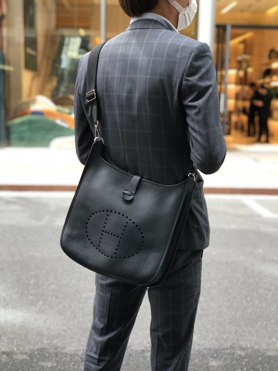 grare_ginza's tweet photo. 男性にも大人気😳💙
エルメスの　#エブリン　が入荷中～
最近ではミニサイズがとても人気ですが、サイズによっては男性にも大人気なんです🙌
お揃いでお持ちの方もいらっしゃいました🥰

#エルメス　#エルメスエブリン　#エルメス銀座　#hermes #hermesginza #ginza https://t.co/sEAknvv3lU