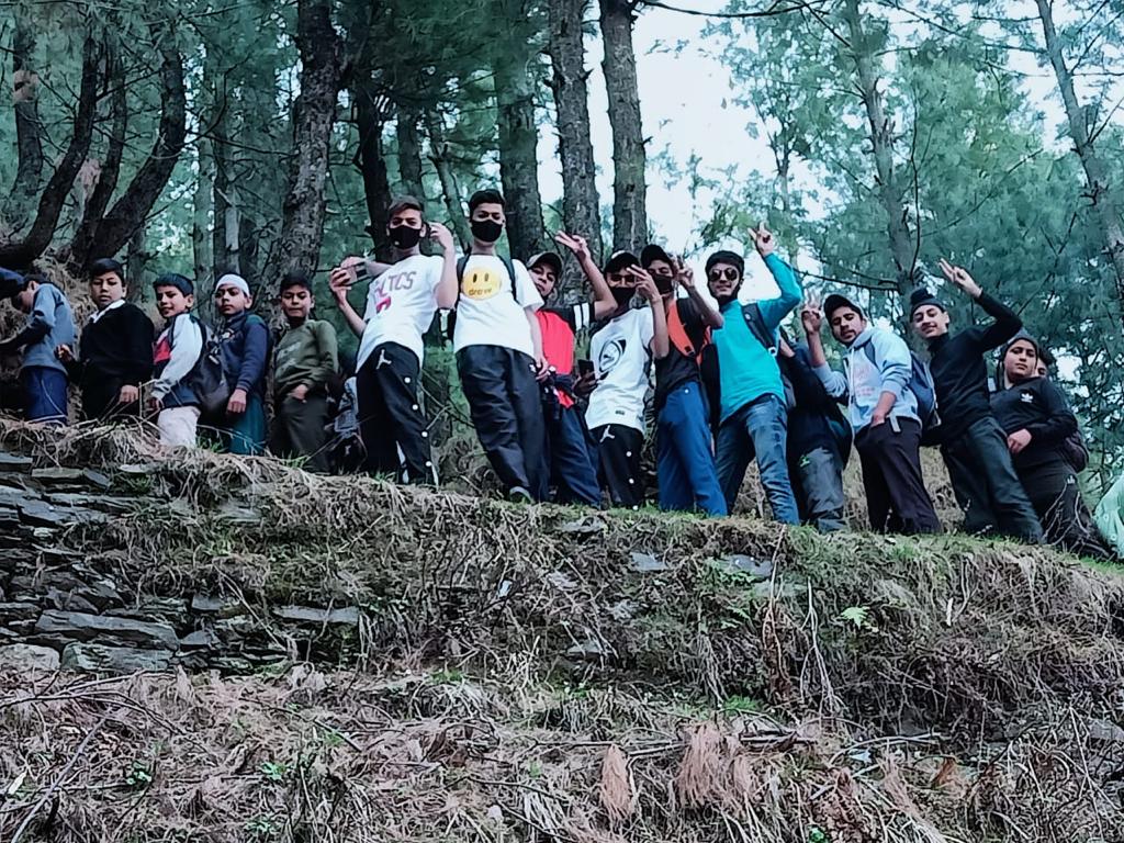 IqbalKashmiri13's tweet photo. #Zarla skiing & adventure sports club organised mountain trekking today in #TangdharValley #Karnah Kupwara. Great participation of youths, in the lap of nature.
#IncredibleTangdhar https://t.co/r4PdYA9iUb