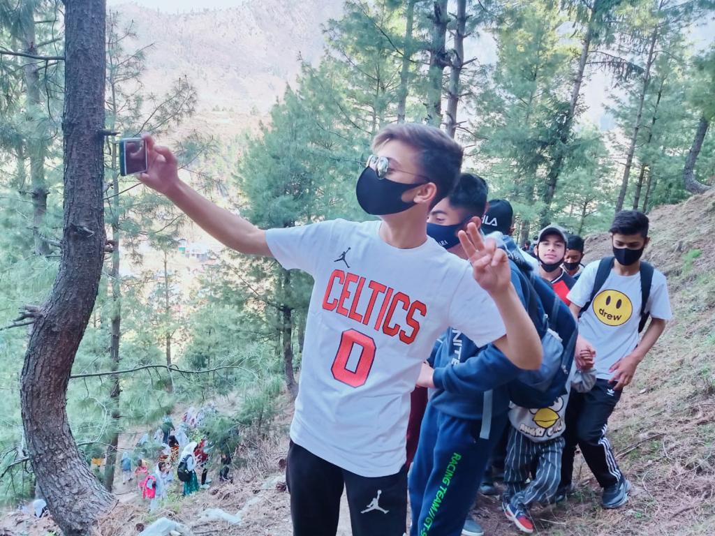 IqbalKashmiri13's tweet photo. #Zarla skiing & adventure sports club organised mountain trekking today in #TangdharValley #Karnah Kupwara. Great participation of youths, in the lap of nature.
#IncredibleTangdhar https://t.co/r4PdYA9iUb