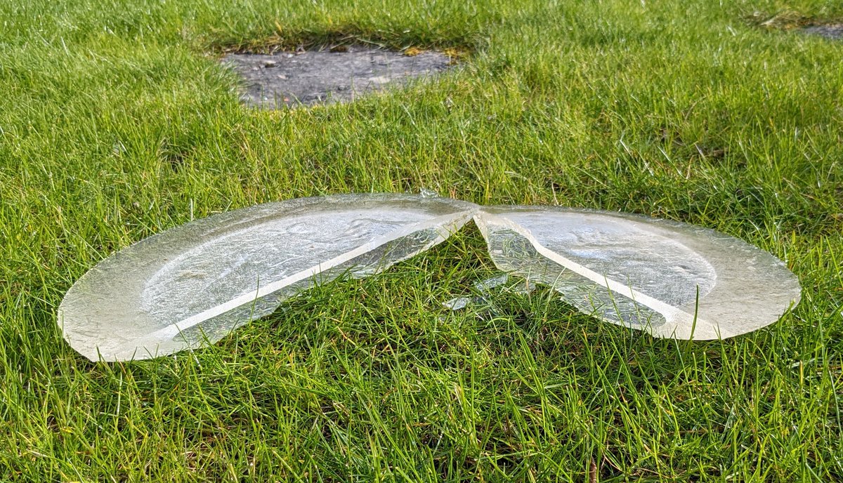 Unplanned #science experiment: How does a body of water freeze in a bird bath made from stone? 🤔
Answer: First where exposed to air, then on all the stone surfaces. 
And if you time it right, you end up with some liquid trapped inside. 
Nature is so cool. 😎