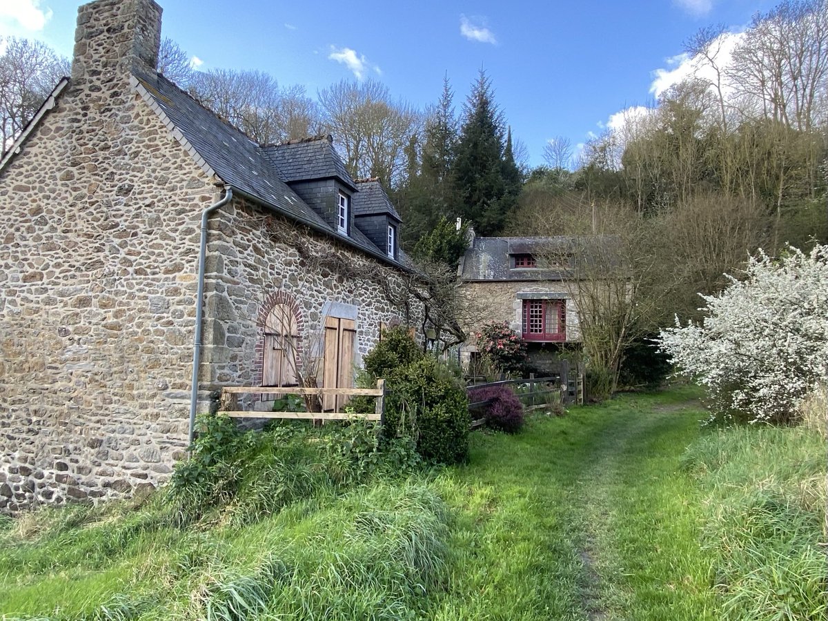 Dominiquepucini's tweet photo. Le moulin de Bellenray, dans un site exceptionnel niché dans une vallée verdoyante où la rivière du Guébriand dessine ses derniers méandres avant de rejoindre l'Arguenon et la mer.  #Crehen #Bretagne Ce matin https://t.co/BEb32urpfX